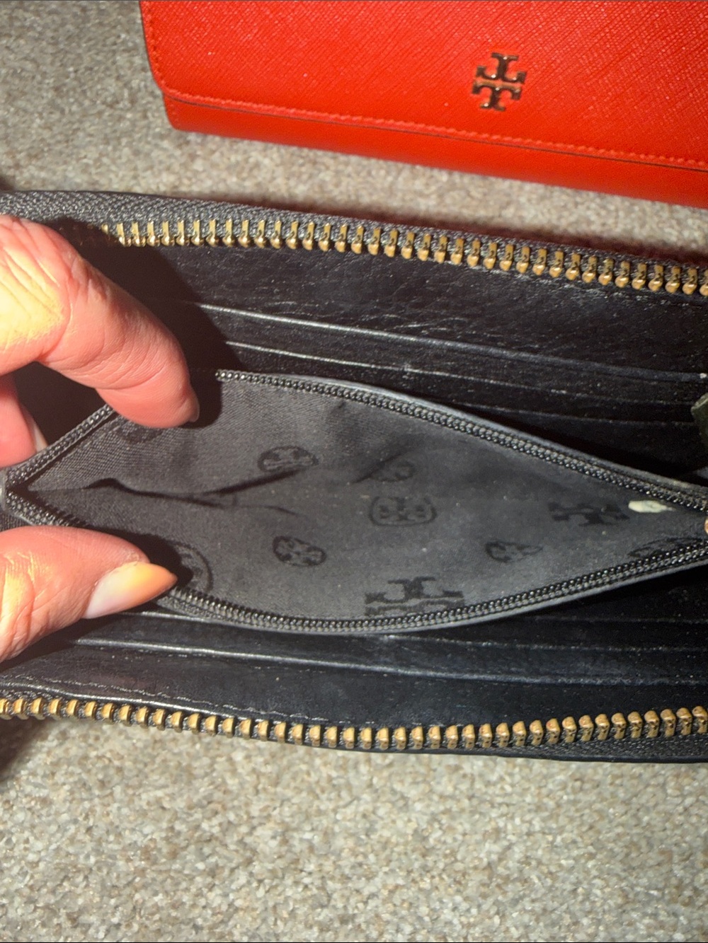 Tory Burch Black Leather Zip Wallet with Gold Logo Studs - Picture 4 of 10